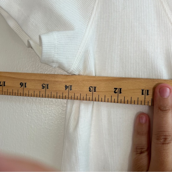 Hollister Women's White Short Sleeve Button Tee size Large NWT - Picture 6 of 7